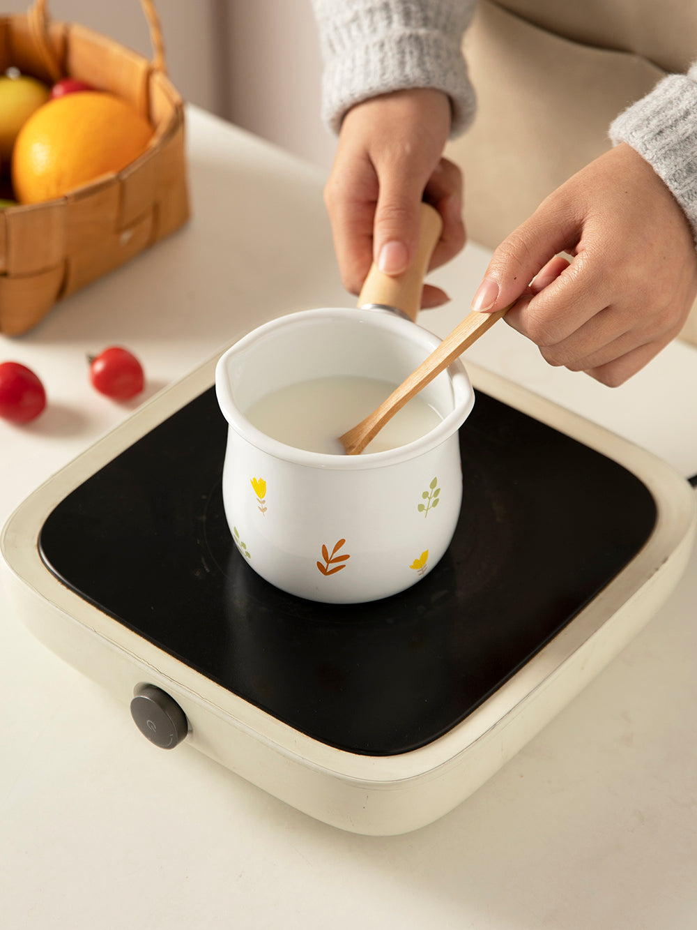 Pot à lait en émail avec poignée en bois