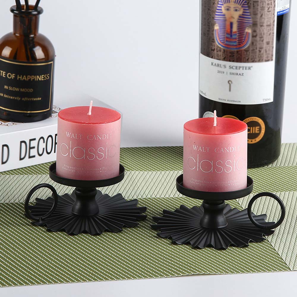 Set de quatre bougeoirs de table en fer rouge