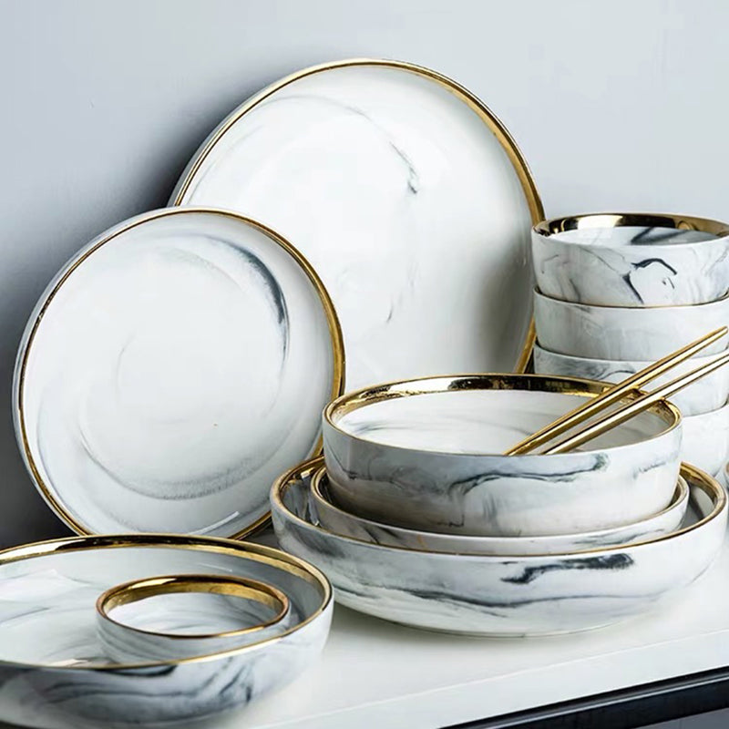 Assiettes plates en céramique marbrée avec bord doré