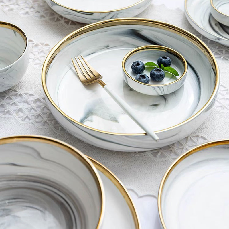 Assiettes plates en céramique marbrée avec bord doré