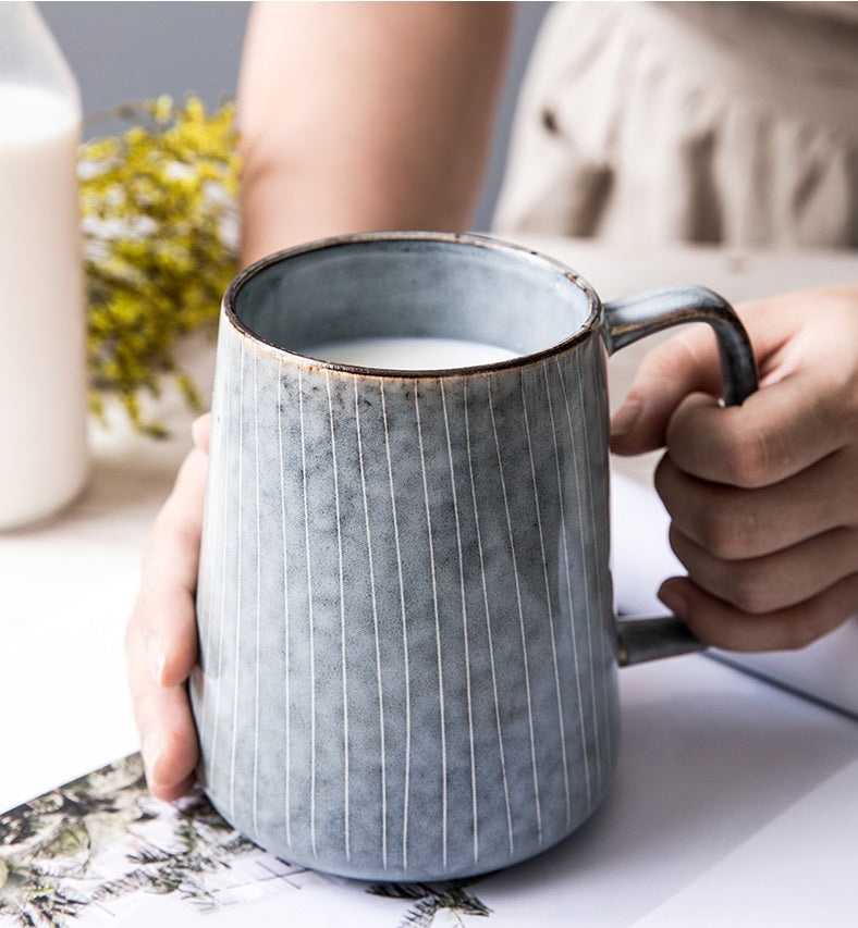 Tasse rétro en céramique avec motifs à rayures