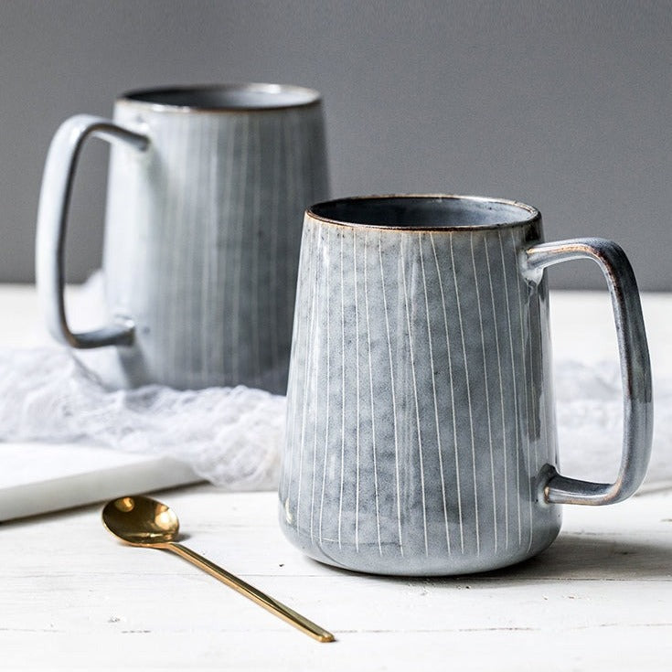 Tasse rétro en céramique avec motifs à rayures
