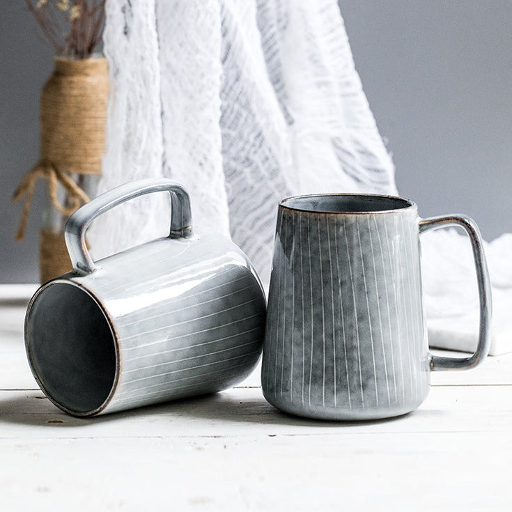 Tasse rétro en céramique avec motifs à rayures