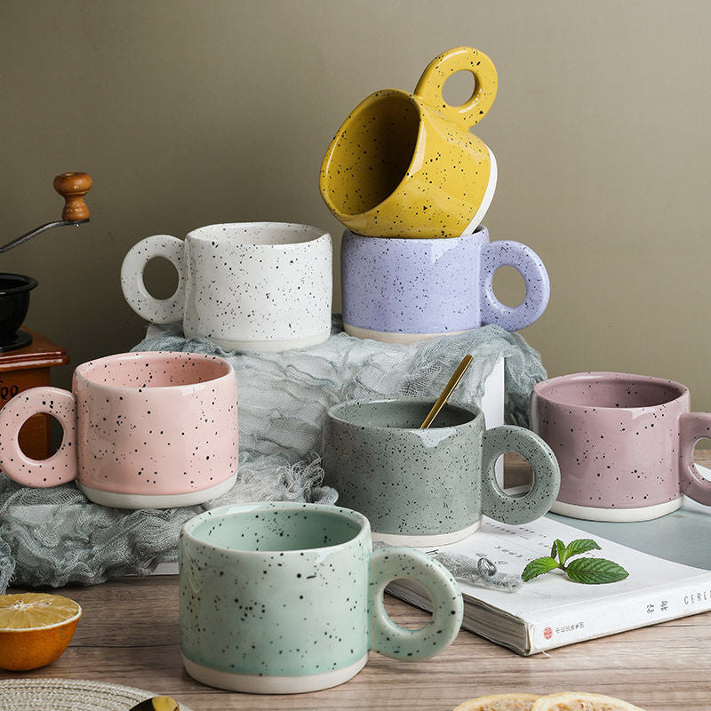 Tasse en céramique avec poignée en anneau