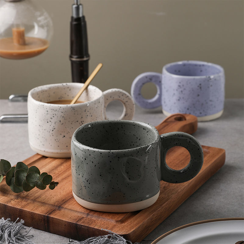 Tasse en céramique avec poignée en anneau