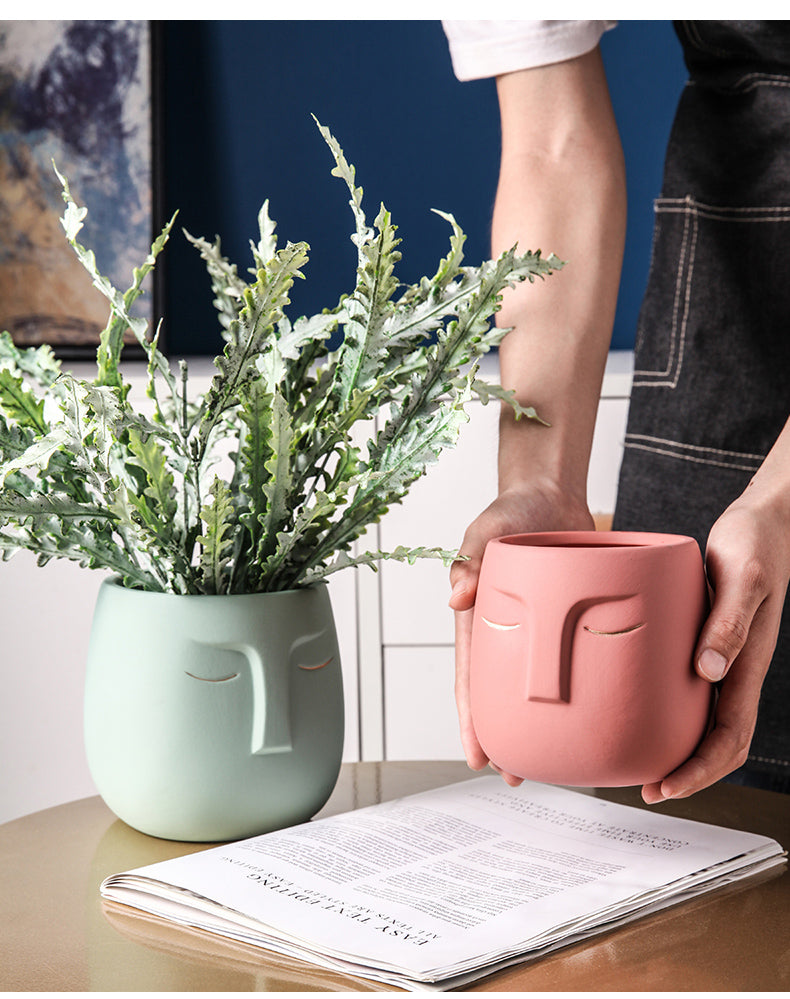 Pot de fleurs en céramique avec tête de visage