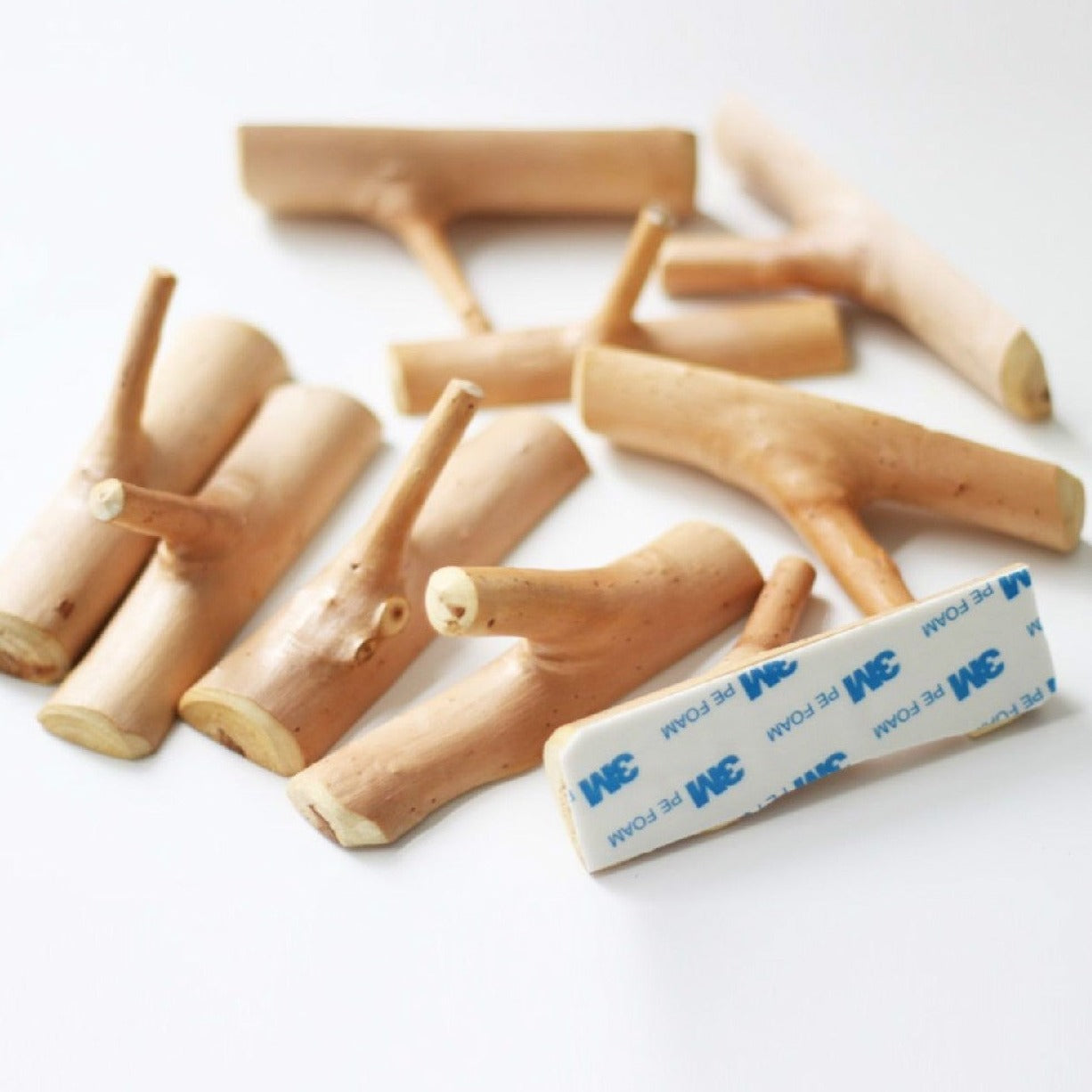 Crochets muraux en bois