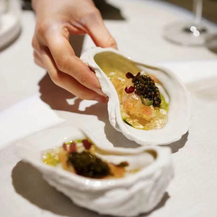 Assiette irrégulière en céramique en forme d'huître