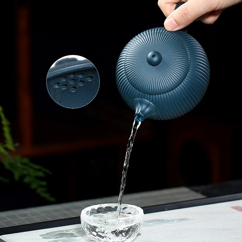 Théière en argile violette avec motif de rayures