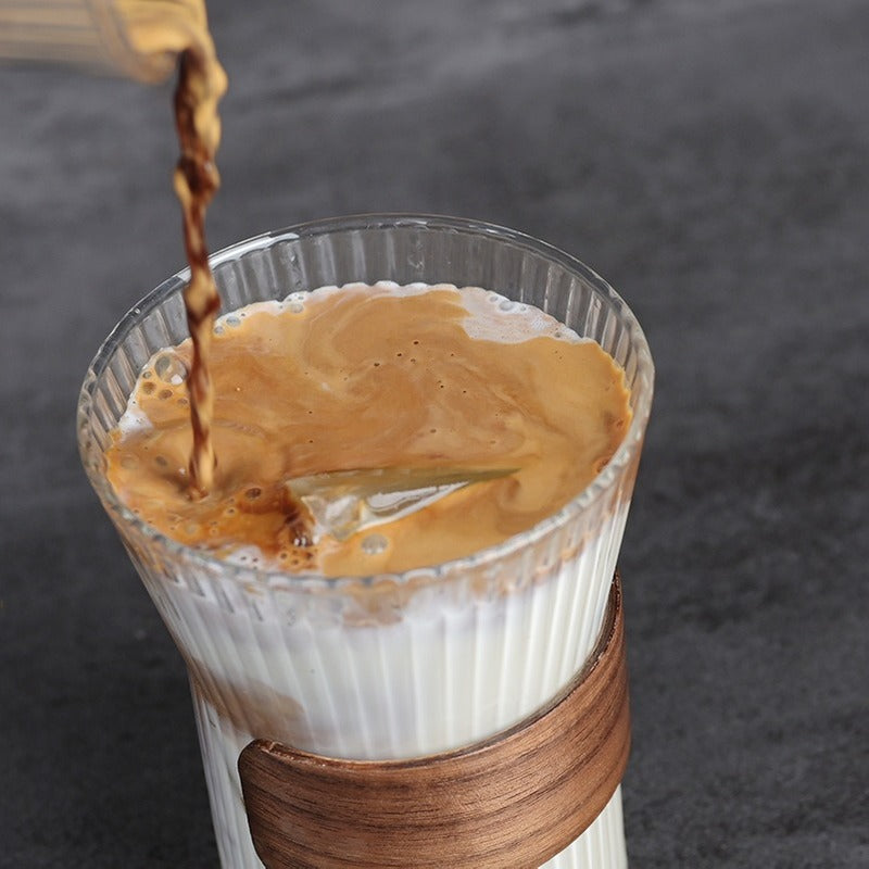 Tasse à café en verre avec support en noyer