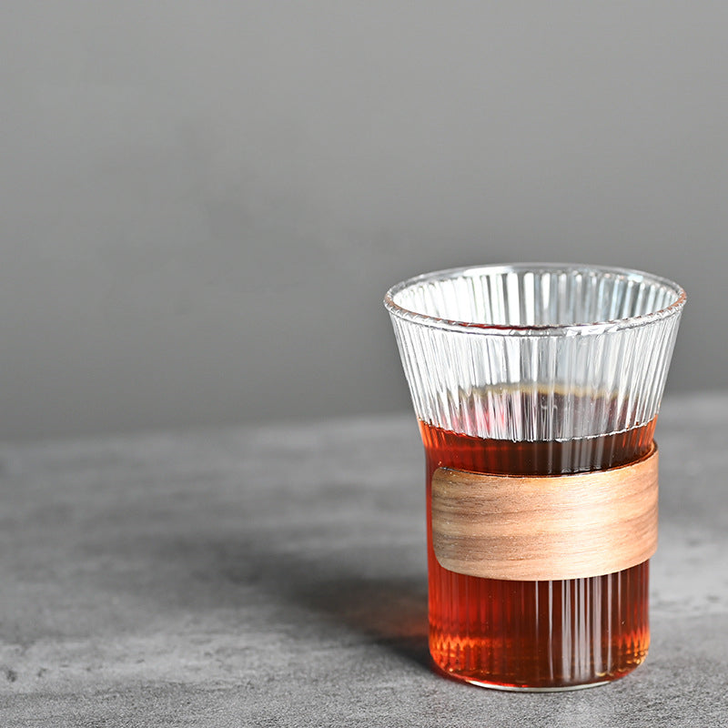 Tasse à café en verre avec support en noyer