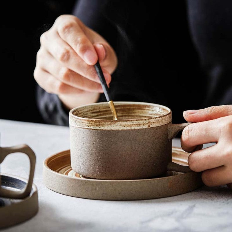Tasses en céramique faites à la main avec plateau