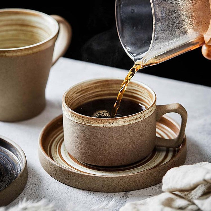 Tasses en céramique faites à la main avec plateau