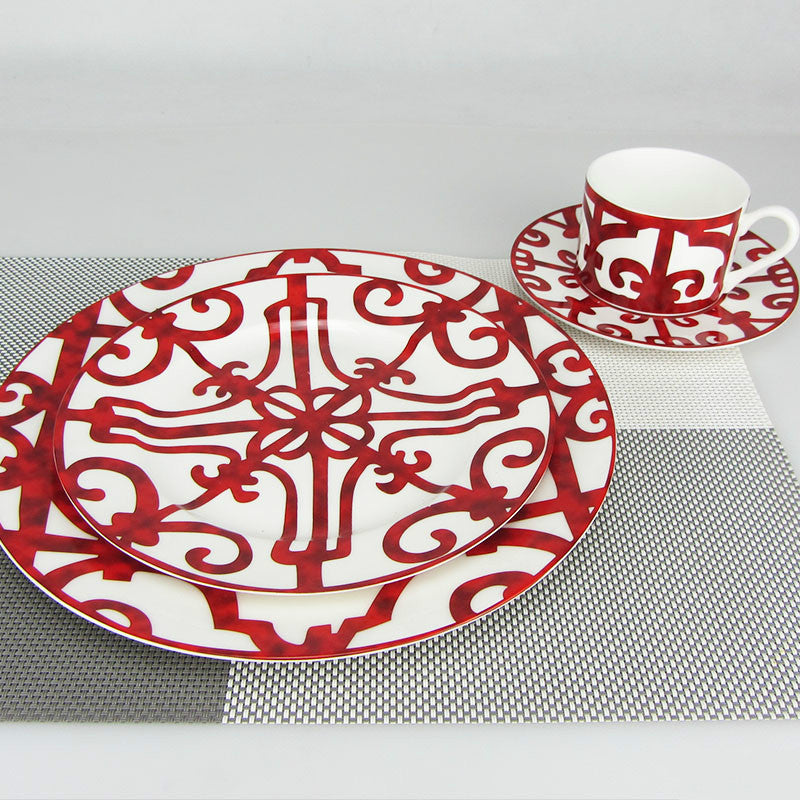 Assiette plate en céramique avec grille rouge espagnole