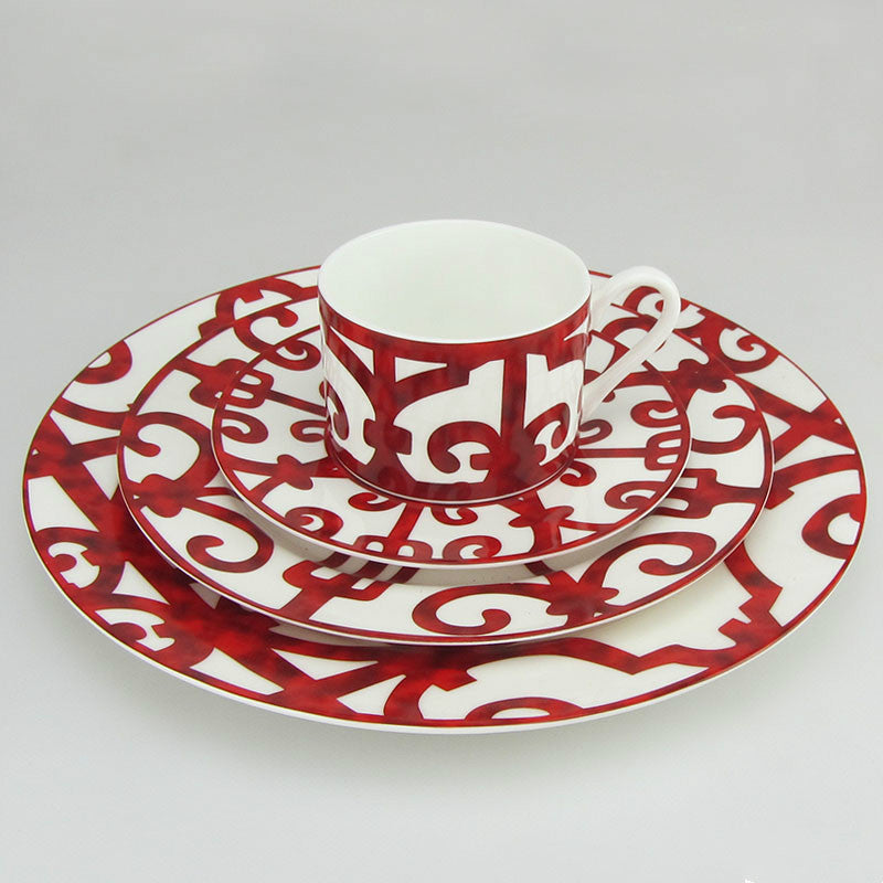 Assiette plate en céramique avec grille rouge espagnole