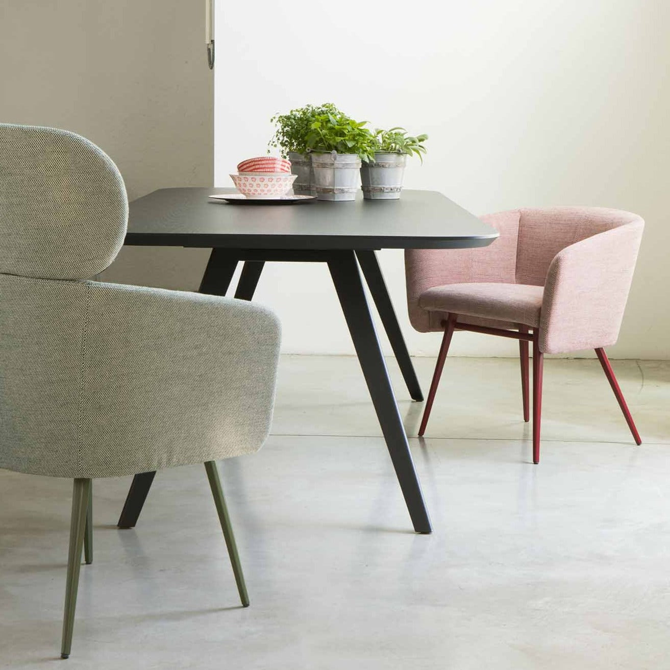 BALU XL MET Armchair white and pink, interior view