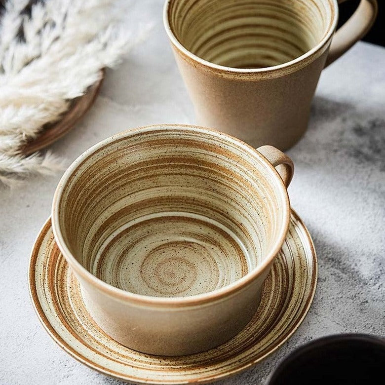 Tasses en céramique faites à la main avec plateau