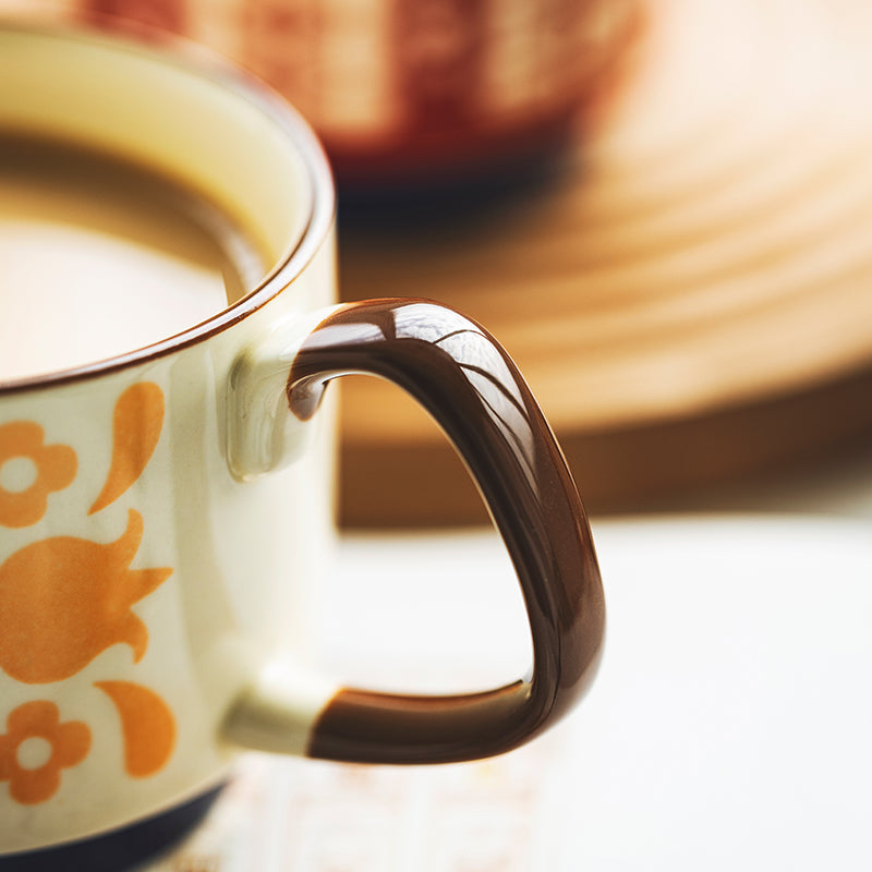 Tasses à café rétro en céramique avec fleurs