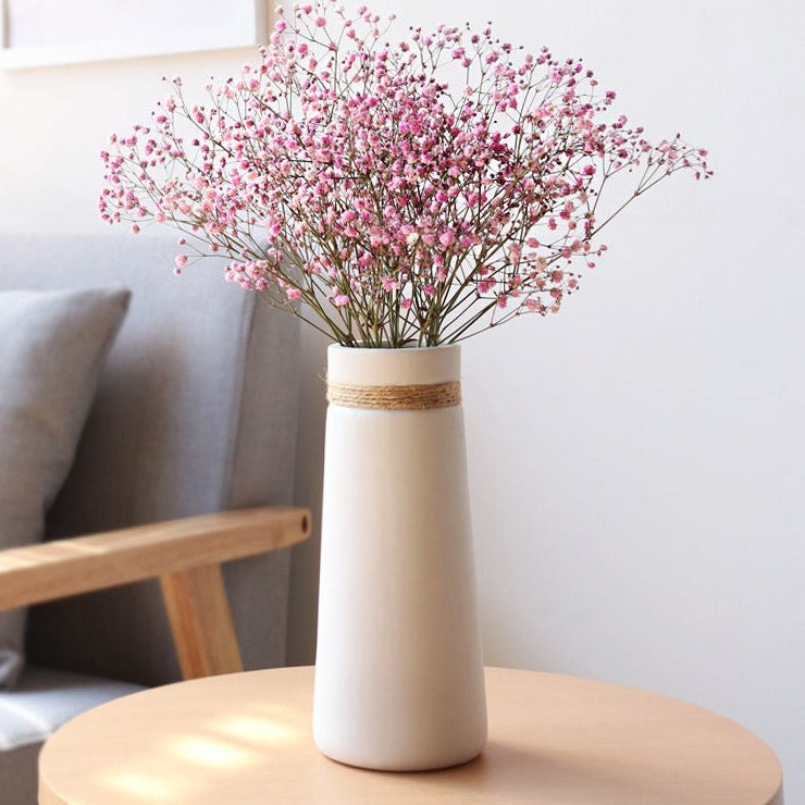 Vase en céramique mate avec corde de chanvre pour fleurs séchées