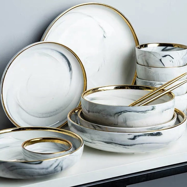 Assiettes plates en céramique marbrée avec bord doré