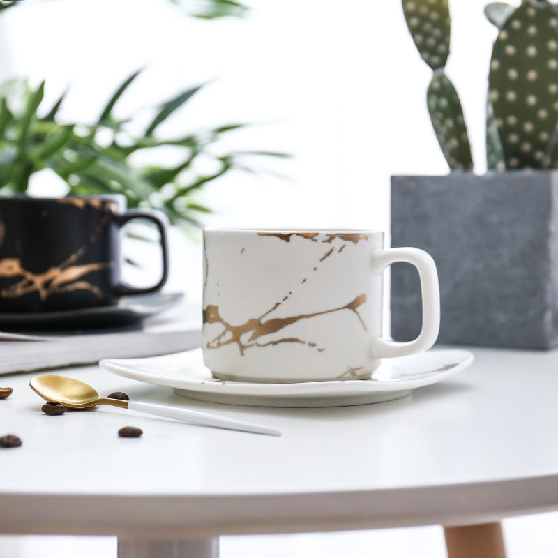 Tasses à café en marbre avec motif doré