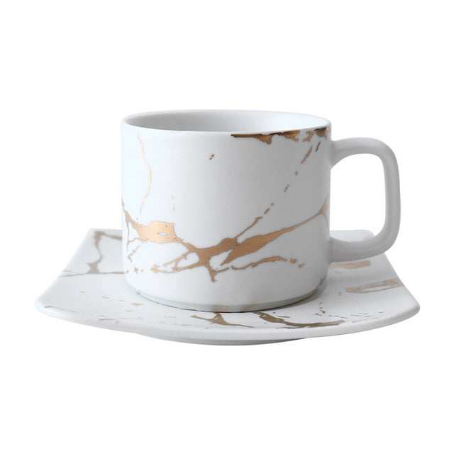 Tasses à café en marbre avec motif doré