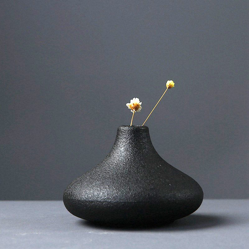 Petit vase en céramique noire pour la décoration d'intérieur