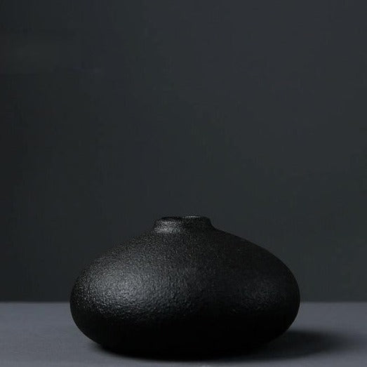 Petit vase en céramique noire pour la décoration d'intérieur
