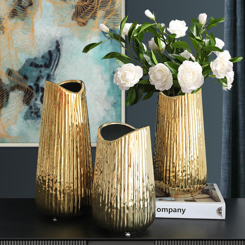 Vase en céramique dorée pour la décoration intérieure