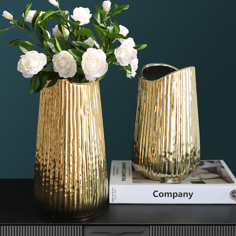 Vase en céramique dorée pour la décoration intérieure
