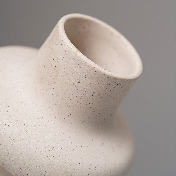 Vase nordique en céramique beige douillet