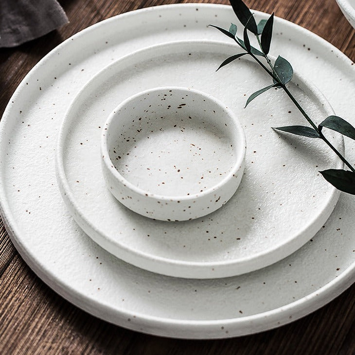 Assiettes et bols en céramique blanche de style nordique