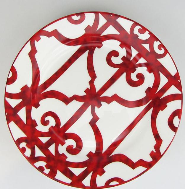 Assiette plate en céramique avec grille rouge espagnole