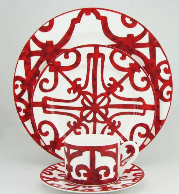 Assiette plate en céramique avec grille rouge espagnole